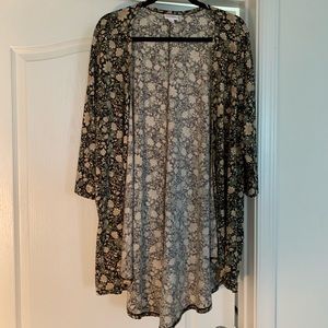 Gorgeous floral LuLaRoe Lindsey